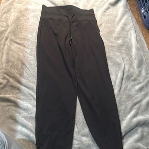 Like new Vuori Daily jogger